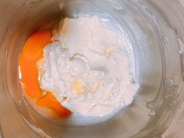 蛋先加一半，攪拌至蛋液完全被蛋糕體吸收