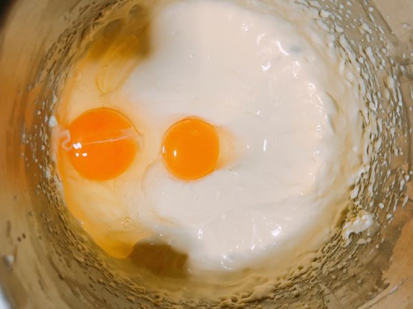 再加入剩餘的蛋，攪拌均勻