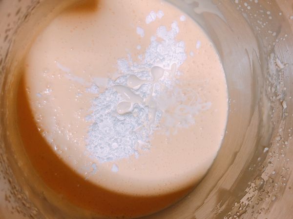 最後加入剩餘的材料-鮮奶油、玉米粉及君度橙酒，繼續攪拌均勻