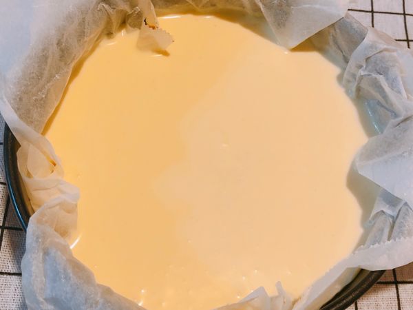 取一個六寸的蛋糕模型，鋪上烘培紙，倒入完成的麵糊後，在桌面上震個3小，讓麵糊的空氣排出