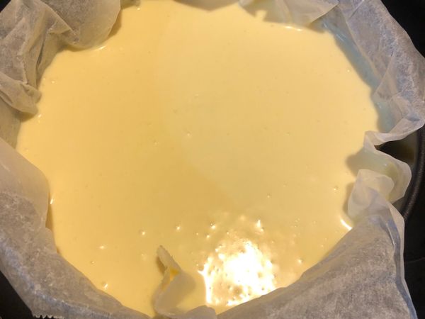 氣炸鍋以200度預熱5分鐘後，將蛋糕糊放人氣炸鍋，以180度氣炸20分鐘，中間可抽出觀察表面上色狀況，時間到後，繼續悶20分鐘再取出，取出後，先不脫模，放置完全冷卻後，移入冰箱，至少冰4小時再取出享用哦