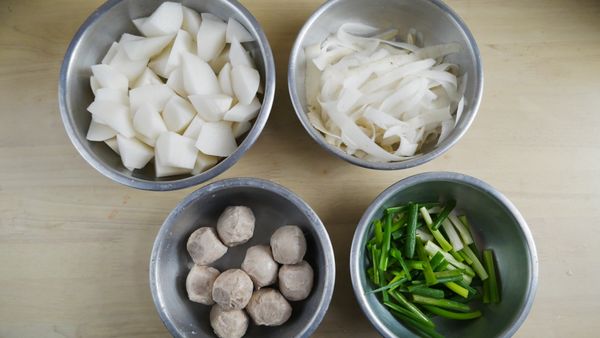 白蘿蔔；削皮(2次) 切塊
蘿蔔皮；洗乾淨備用
貢丸；劃刀劃十字
蔥；蔥段