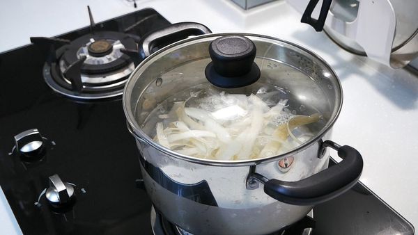 ①鍋子內➕清水、蘿蔔皮後，轉大火🔥上鍋蓋燜煮至水煮開
(約5~8分鐘)