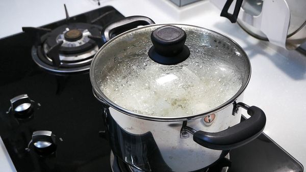 ①水煮開之後，將蘿蔔皮撈除➕蘿蔔塊
(撈蘿蔔皮途中可以將火轉中小火🔥比較不會燙)
②上鍋蓋轉大火🔥，煮到高湯沸騰之後再轉小火🔥開始燜煮
(約15分鐘，如果蘿蔔塊越大的話可能要更長時間)