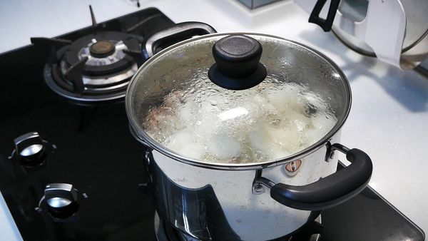 ①開鍋蓋後，拿筷子搓搓看蘿蔔熟透了沒
(還沒熟透再繼續燜煮3~5分鐘慢慢的試)
②蘿蔔熟透之後，➕貢丸後上鍋蓋再燜煮約3~5分鐘