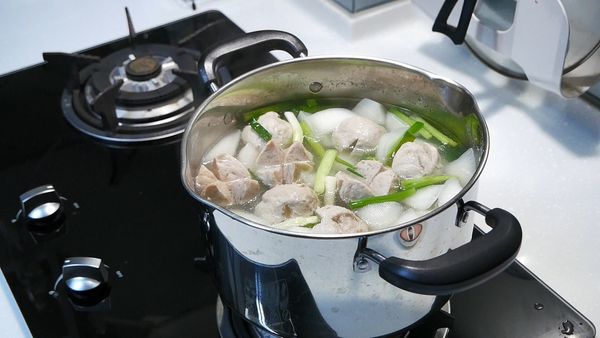 ①➕蔥段以及開始調味
②鹹度可以慢慢調整，不夠鹹再慢慢加
③最後可以再撒點胡椒粉也不錯喔：)
(我是沒撒在裡面，盛再自己碗裡才加的)