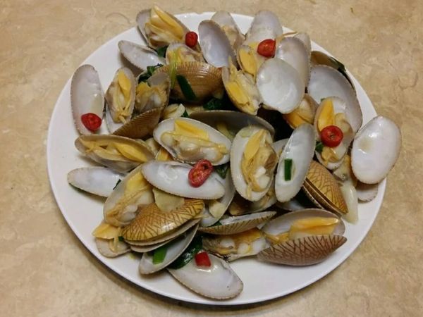 1.薑和辣椒和油
2.海瓜子洗完下去炒
3.辣椒爆香