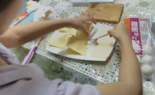 酥皮對半切
湯圓擺中間
叉子出紋路
塗蛋黃液（可省略）