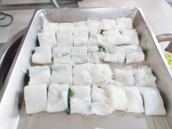 鍋中放水煮滾，拿一淺盆抹上油，倒入薄薄一片，放入香菜，5分鐘後用刮刀捲起成串長條切段。