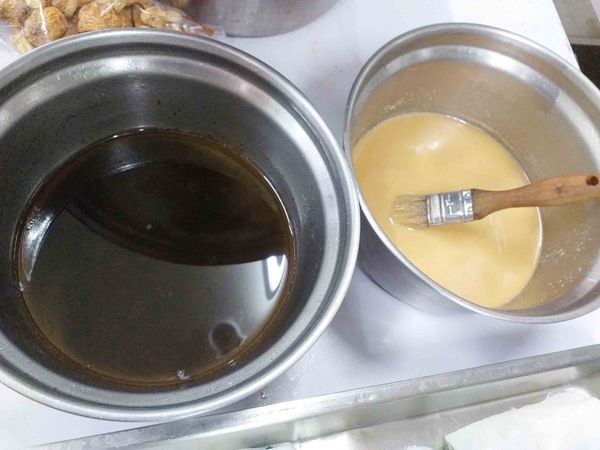 切段後，淋上醬油和花生醬即可。