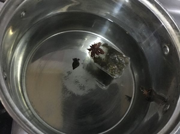 都剪好後，煮一鍋水，水裡放入茶包及八角及少許鹽，有花椒可以加一些，水滾後將毛豆放入開始煮，煮至熟了，不用煮的太爛了，試試豆子熟了就可以拿起來了