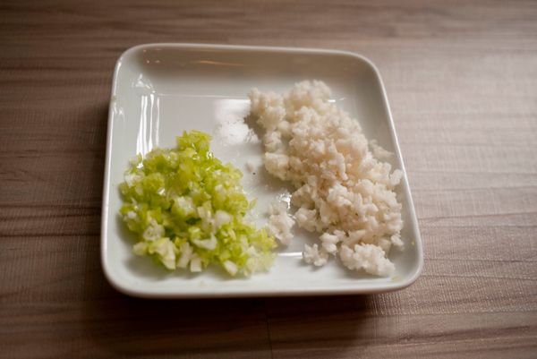 蔥切花剁碎,荸薺切末