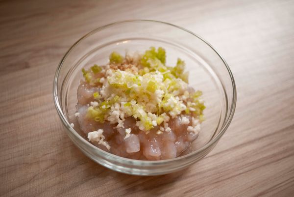 蝦泥加入切碎的蔥花、荸薺以及調味料攪拌均勻