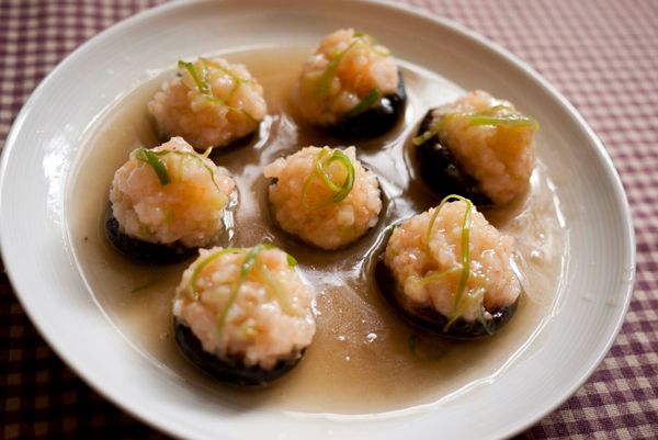 放入電鍋蒸至開關跳起即可,用泡香菇的水加一些玉米粉勾薄芡,澆淋在蒸好的香菇鑲蝦球上,最後加入蔥絲裝飾(可省略)即完成