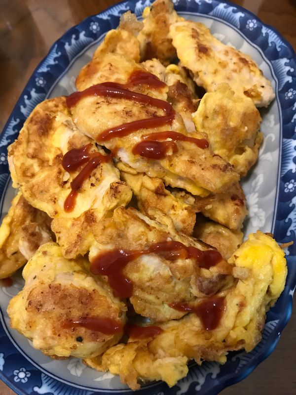 鍋中放入食用油，開中火。
裹好麵粉的雞肉沾上蛋汁，放入鍋中煎，兩面微焦後再2～3次蛋液，直到雞肉熟透。
完成後淋上蕃茄醬。
