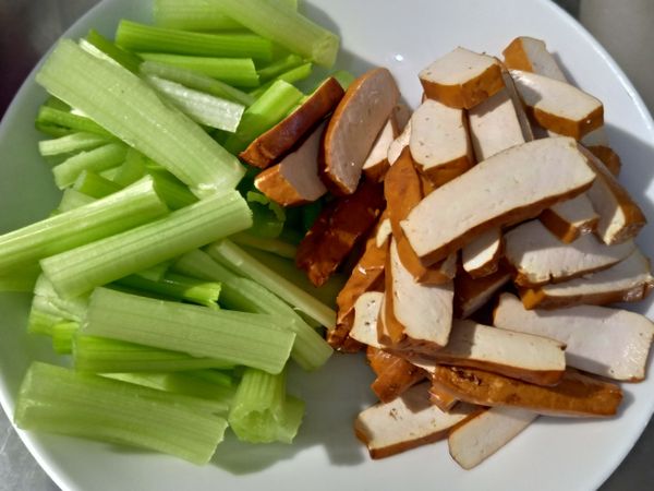 芹菜切段
豆干切片
蒜頭切末