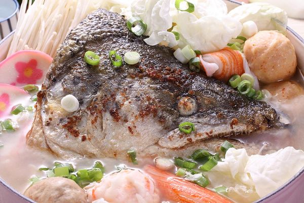 煎好的鮭魚頭放入鍋中加點鹽巴調味，再用中小火煮15分鐘即可享用。