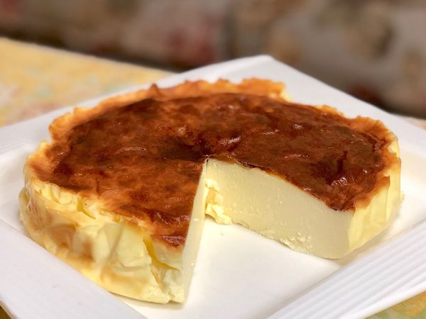 1. 蛋液攪拌均勻後過篩3次備用。
2.奶油乳酪隔水加熱+加入糖均勻攪拌。
3.接著倒入蛋液、低筋麵粉、香草粉攪拌均勻。
4.氣炸鍋200度5分鐘預熱。
5.拿6吋蛋糕鍋鋪上烘培紙後，倒入麵糊。
6.接著入氣炸鍋中180度25分鐘，時間結束後燜20分鐘後取出放涼。
7.封保鮮膜後，入冰箱冷藏8小時。