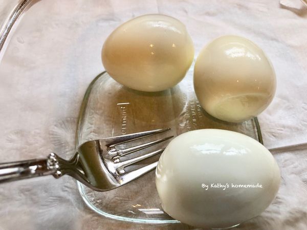 用叉子將雞蛋搗碎，呈小塊狀。