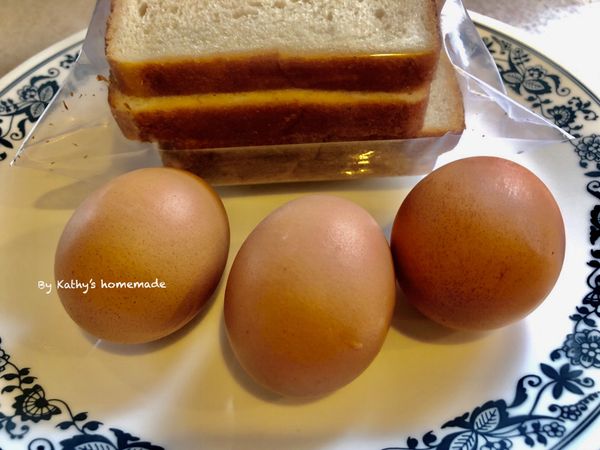 準備食材：雞蛋沖洗乾淨、煮熟、剝掉蛋殼。