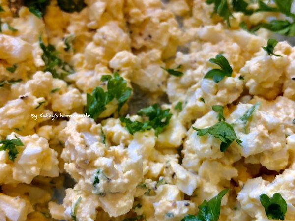 可在雞蛋沙拉裡面添加洋香菜、羅勒，更加美味可口。