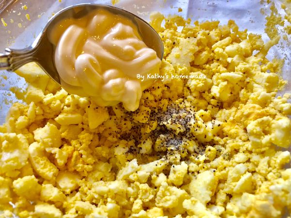 撒入1/4茶匙鹽和1/4茶匙黑胡椒粉，還有1湯匙美乃滋攪拌均勻。