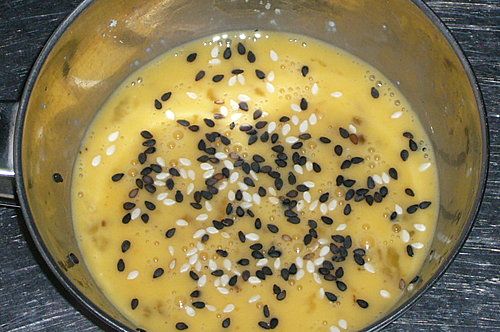 煎蛋皮：
蛋一顆加豆漿與少量醬油，芝麻調味再煎成蛋皮