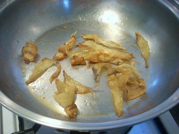 先用油將扁魚爆香