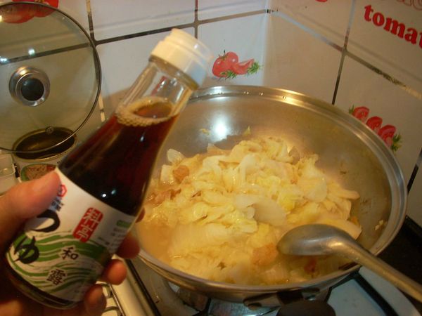 加入龜甲萬料亭和露(昆布香菇)調味