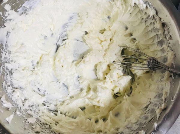 打發後加入細砂糖拌勻