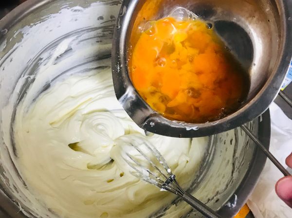 加入全蛋，分次加入拌勻