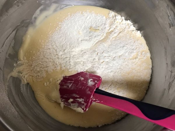 麵粉過篩後加入