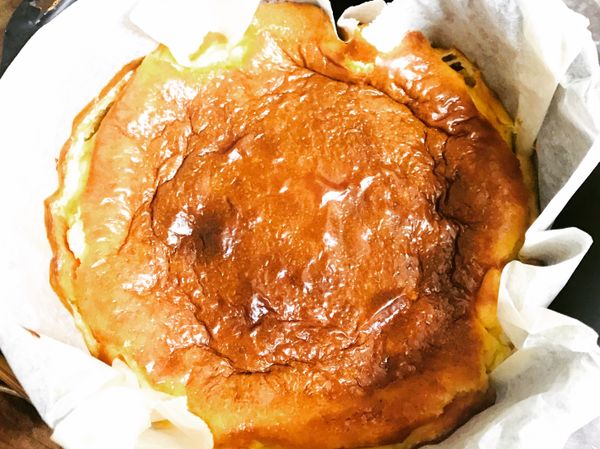 事先把氣炸鍋160度預熱10分鐘，烤模放入烘焙紙，蛋糕液倒入，160度烘焙25分鐘即可，冰至隔天更好吃😋