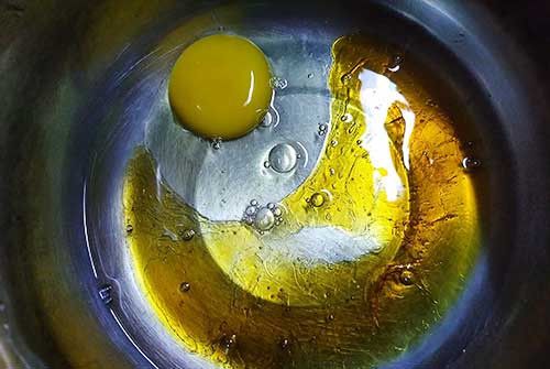 盆中打入蛋，加入蜂蜜及水拌勻