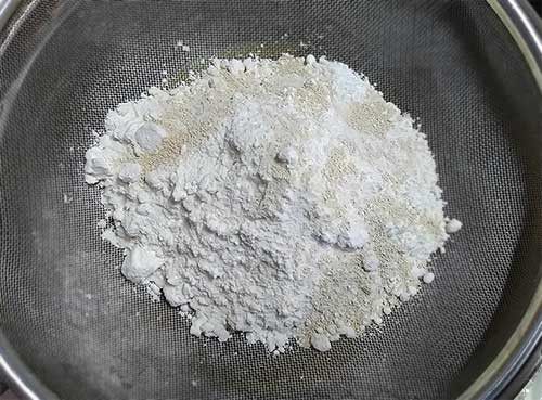 篩入低粉及酵母粉拌勻