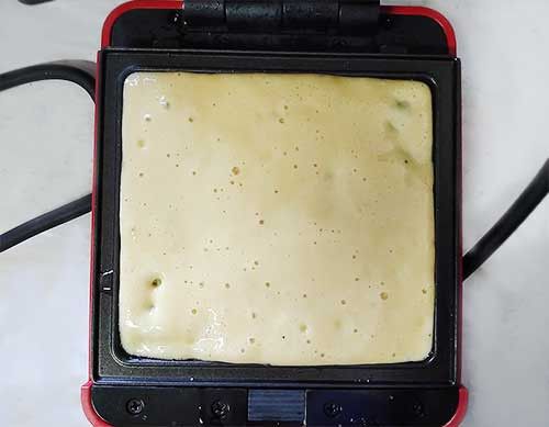 鬆餅機預熱，抹上薄油後倒入麵糊