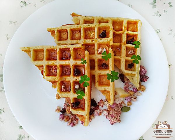 蓋上鬆餅機上蓋，依指示燈提示將鬆餅烤熟即可