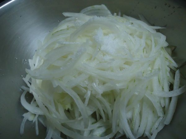 步驟3將洋蔥切成薄片，並加入一小茶匙的鹽。用手揉洋蔥讓洋蔥變軟，並出點水。