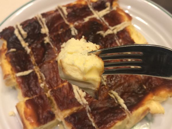 把裝入麵糊的模具放入氣炸鍋，180度25分鐘，時間到後再悶個20分鐘後取出放涼，再送入冰箱冷藏8小時即可享用。