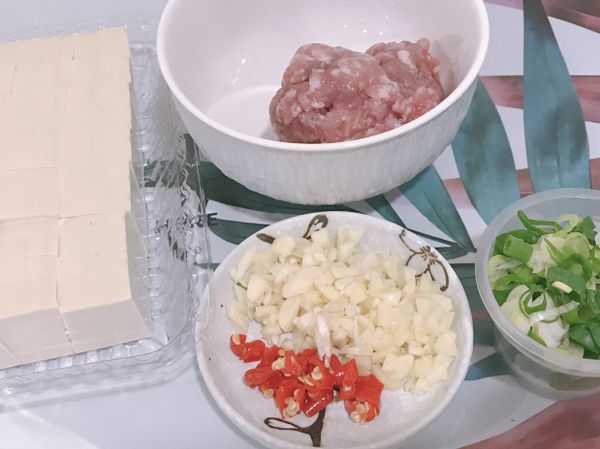 食材準備:
1.豆腐切成小塊
2.豬絞肉備用
3.蒜頭、辣椒切丁備用
4.蔥切成蔥末備用