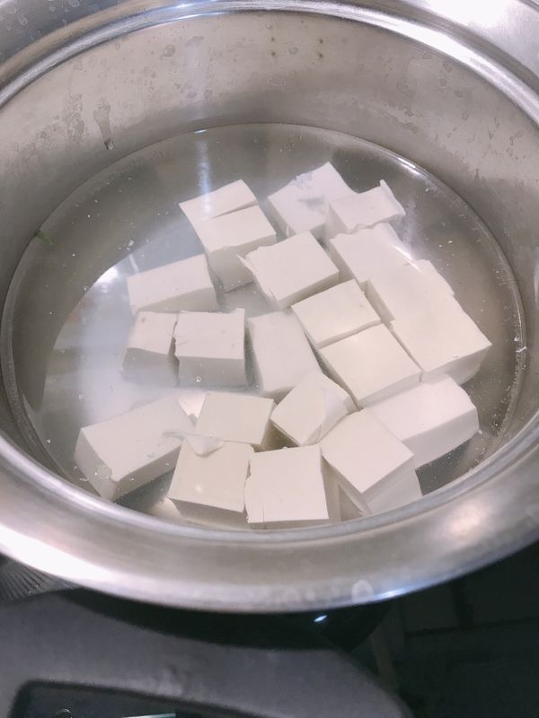 水滾後，倒入豆腐稍微燙過後即可起鍋，這樣在炒的時候才不會那麼容易碎掉