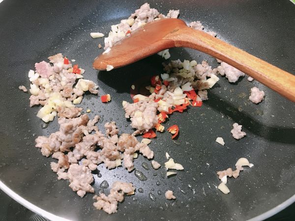 加入蒜頭及辣椒一起炒
