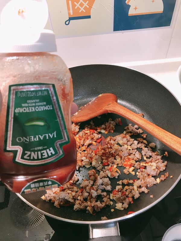 加入番茄醬，稍微拌炒均勻