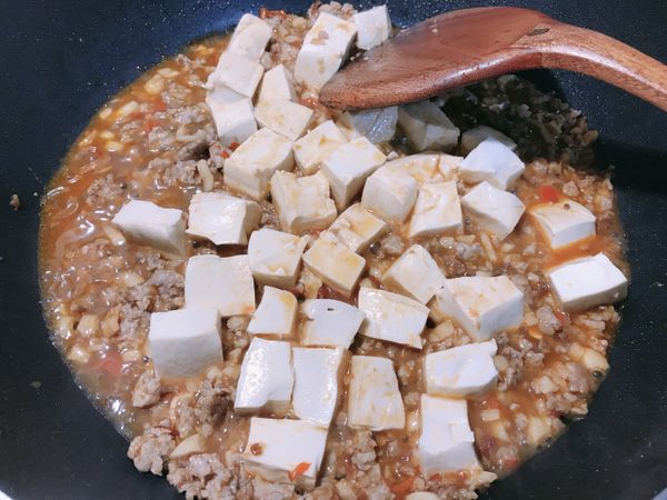 倒入豆腐一起攪拌
