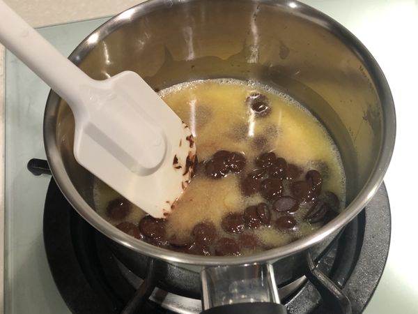 奶油放入鍋中，小火加熱至融化後關火，加入巧克力一起攪拌融化。