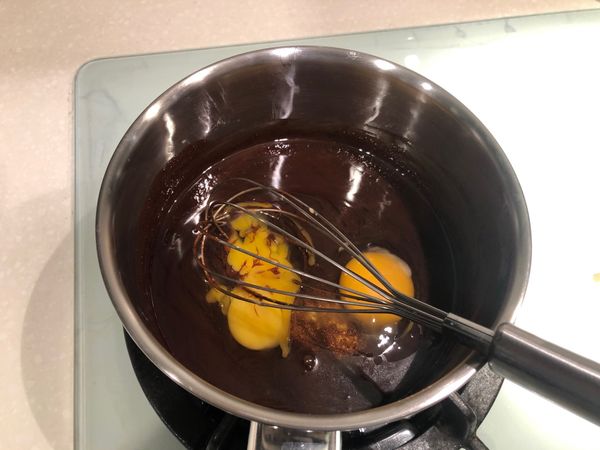 加入砂糖&amp;香草砂糖，用打蛋器拌勻後，再加入雞蛋拌勻。