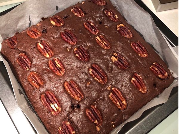 將麵糊倒入烤模中，將表面整平，放上胡桃裝飾。
放入預熱至170C的烤箱中烘烤30分鐘，至竹籤插入無沾黏的狀態。
完成後，取出烤模，略放涼後即可切塊食用。