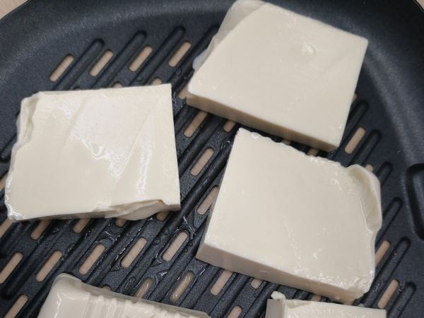 豆腐切開放入氣炸鍋裡