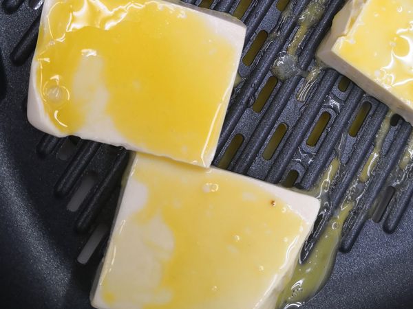 2面煎熟後抹上蛋汁