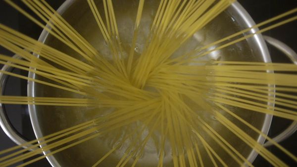 取鍋加水，煮滾後加入些許鹽跟義大利麵